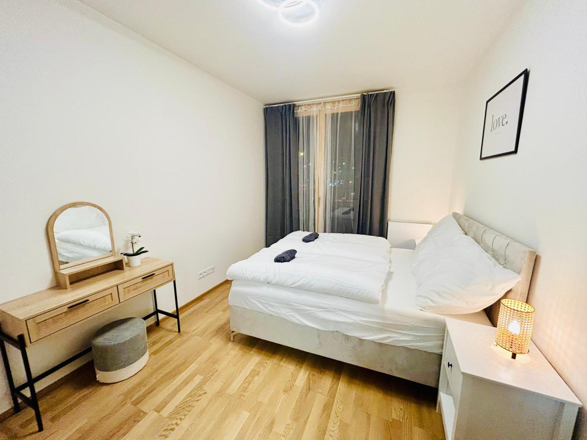 New Luxury At Andel Metro Station Appartement